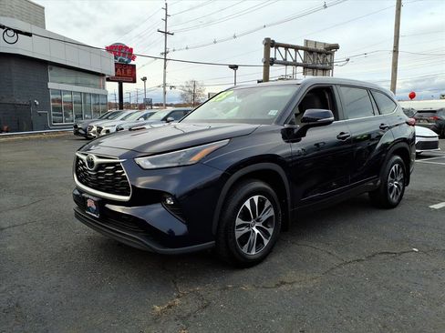 Certified 2023 Toyota Highlander XLE image 3