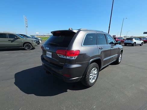 Used 2019 Jeep Grand Cherokee Laredo AWD/4WD image 5