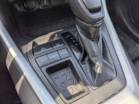 Used 2022 Toyota RAV4 XLE w/ Convenience Package FWD image 21