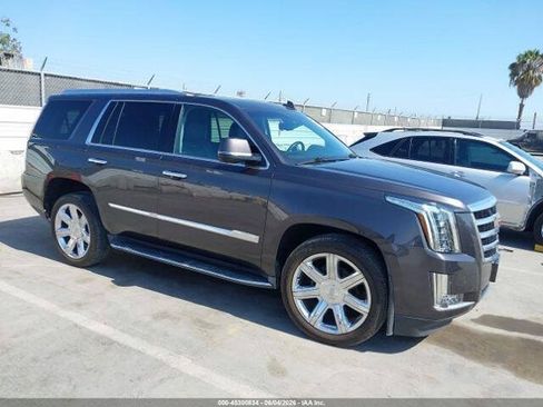 Used 2016 Cadillac Escalade Luxury RWD image 2