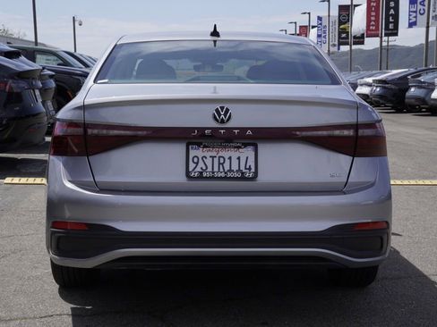 Used 2025 Volkswagen Jetta SE FWD image 5