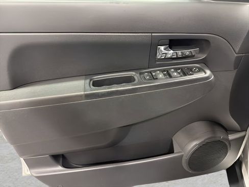 Used 2011 Jeep Liberty Sport image 9