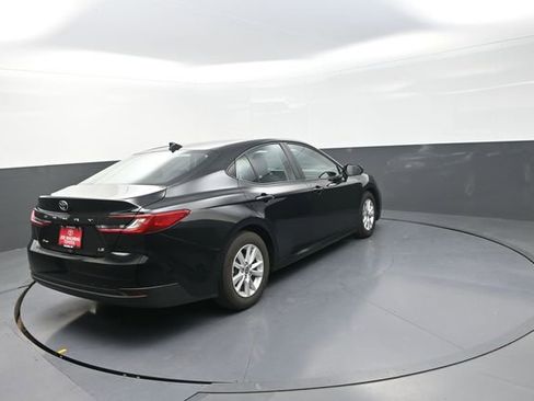 Used 2025 Toyota Camry LE image 6