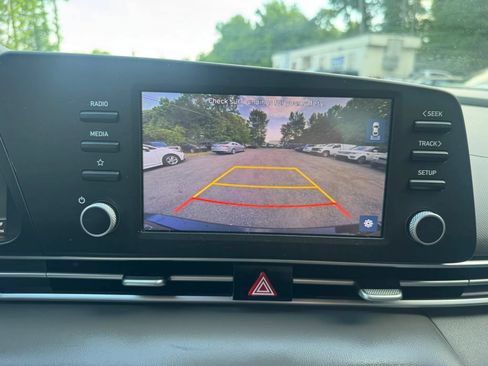 Used 2022 Hyundai Elantra SE FWD image 16