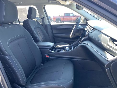 Used 2023 Jeep Grand Cherokee Laredo AWD/4WD image 38