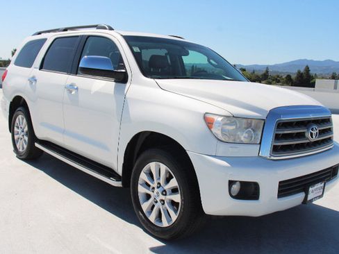 Used 2017 Toyota Sequoia Platinum RWD image 2