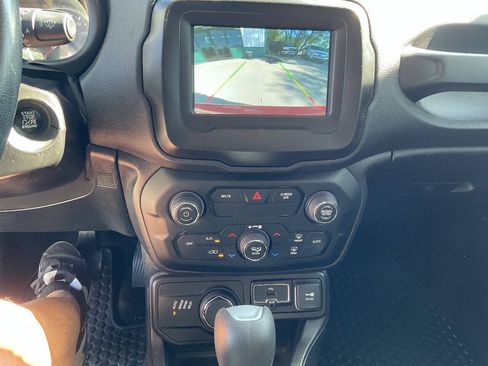 Used 2020 Jeep Renegade Latitude w/ Cold Weather Group AWD/4WD image 17