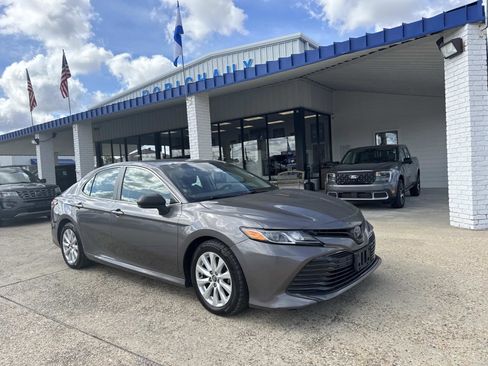 Used 2019 Toyota Camry SE image 1