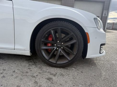 Used 2023 Chrysler 300 C image 4