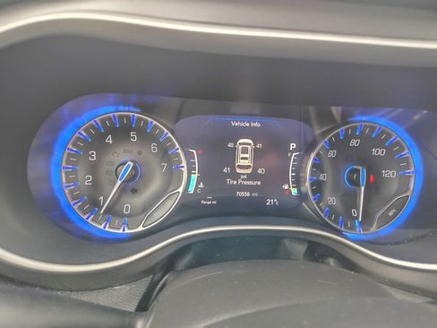 Used 2022 Chrysler Pacifica Touring-L image 6