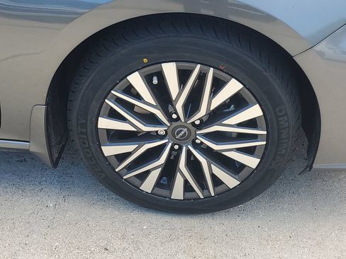 Used 2023 Nissan Altima 2.5 SV w/ SV Premium Package FWD image 9