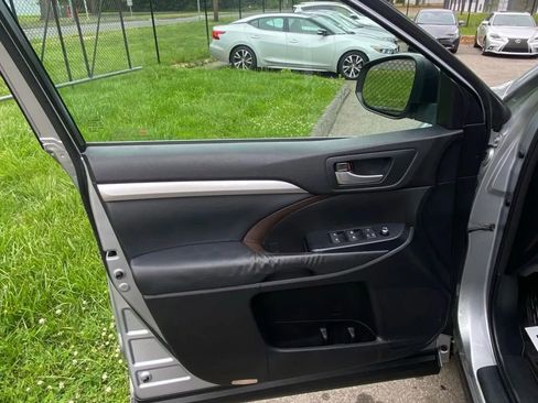 Used 2014 Toyota Highlander XLE image 9