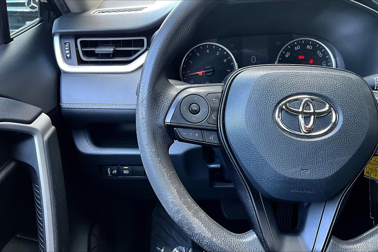 Used 2021 Toyota RAV4 LE FWD image 11