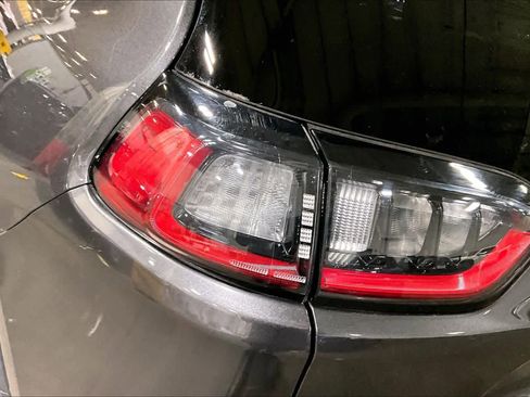 Used 2020 Jeep Cherokee Limited image 28