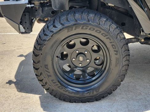 Used 2017 Jeep Wrangler Unlimited Rubicon w/ Connectivity Group AWD/4WD image 10
