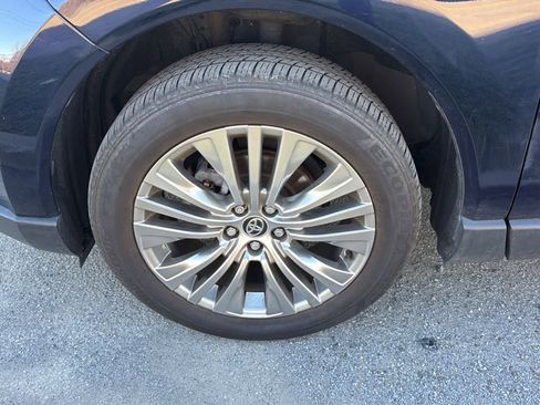 Used 2023 Toyota Venza Limited image 21