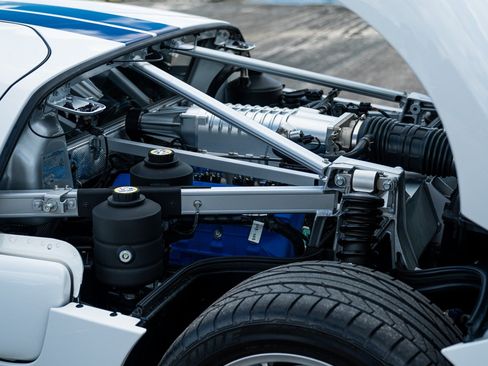 Used 2006 Ford GT RWD image 10
