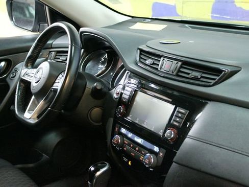 Used 2018 Nissan Rogue SV image 10