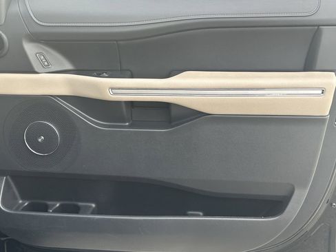 Used 2024 Ford Expedition Limited image 15