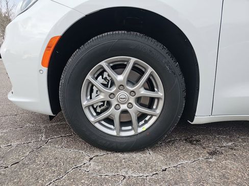 New 2026 Chrysler Pacifica Select image 24