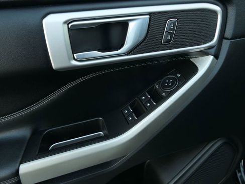 Used 2022 Ford Explorer XLT image 14