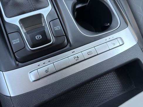 Used 2023 Kia Carnival LX FWD image 18