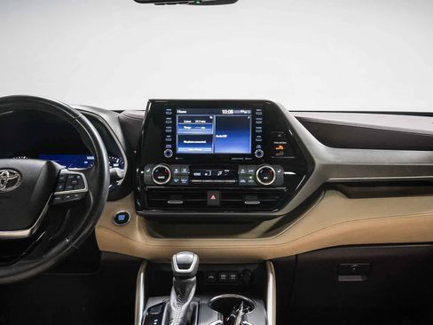 Certified 2020 Toyota Highlander XLE FWD image 14