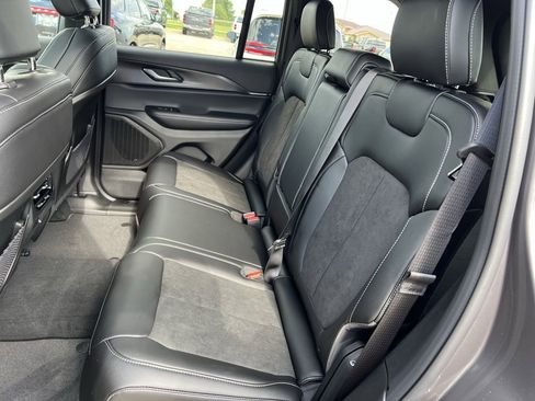 New 2025 Jeep Grand Cherokee Altitude image 17