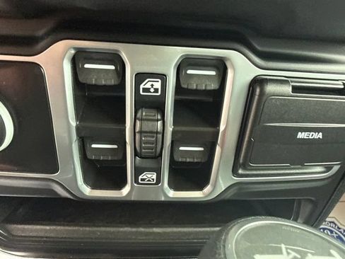 Used 2025 Jeep Wrangler Unlimited Sahara AWD/4WD image 18