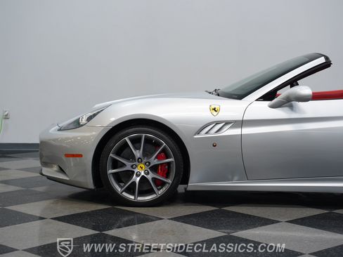 Used 2010 Ferrari California RWD image 23