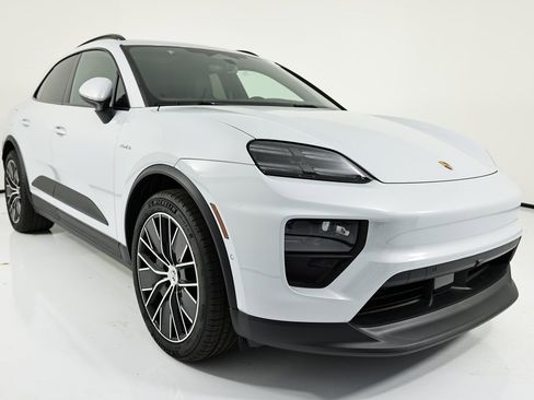 New 2025 Porsche Macan Electric image 9
