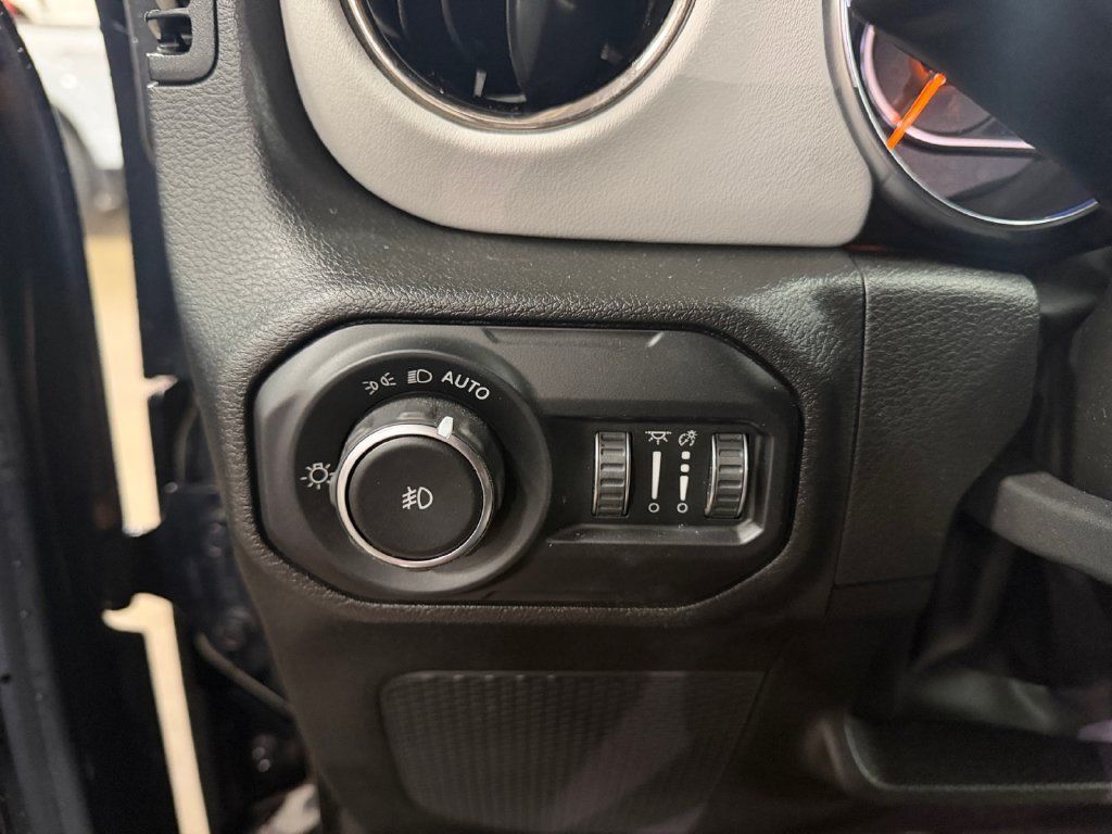 Used 2022 Jeep Wrangler Unlimited Sahara AWD/4WD image 32