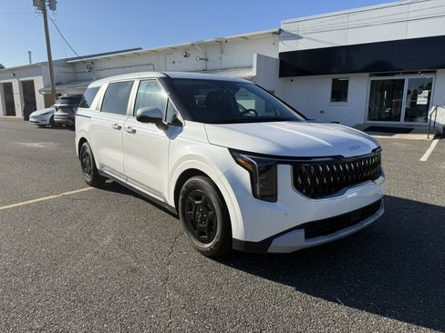 Used 2025 Kia Carnival FWD image 1