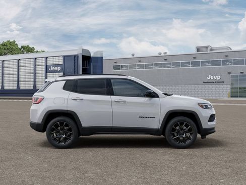 New 2025 Jeep Compass Latitude w/ Sun & Sound Group AWD/4WD image 22