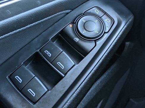 Used 2023 Chevrolet Traverse LT image 19