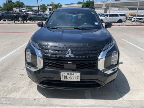 Used 2023 Mitsubishi Outlander SE Black Edition FWD image 2
