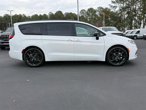 New 2026 Chrysler Pacifica Limited w/ S Appearance Package image 2