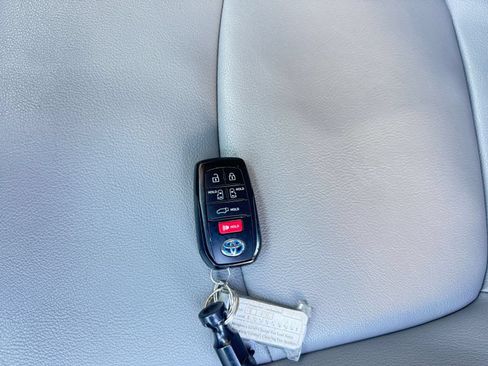 Used 2025 Toyota Sienna XLE FWD image 18