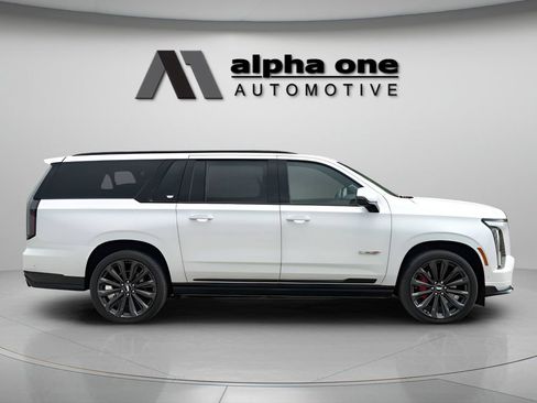 Used 2025 Cadillac Escalade ESV V AWD/4WD image 5