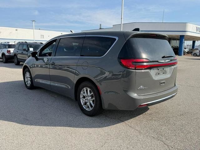 Used 2025 Chrysler Pacifica Select FWD image 3