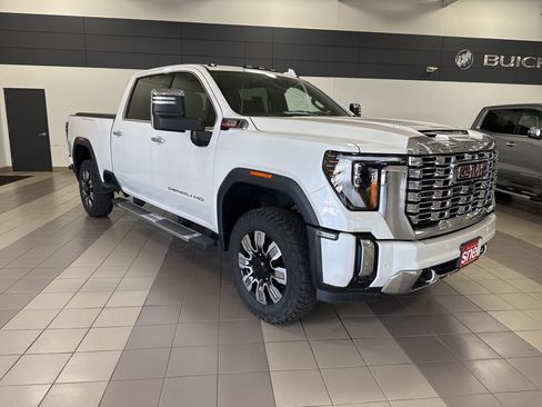 Used 2025 GMC Sierra 3500 Denali w/ Technology Package AWD/4WD image 8