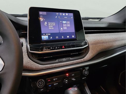 Used 2025 Jeep Compass Latitude image 17