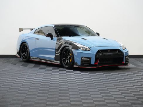 Used 2017 Nissan GT-R NISMO AWD/4WD image 5