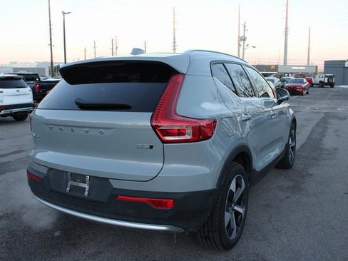 Used 2025 Volvo XC40 B5 Plus image 32