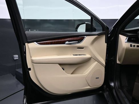 Used 2017 Cadillac XT5 Luxury w/ Driver Awareness Package FWD image 10