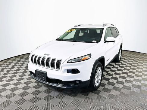 Used 2016 Jeep Cherokee Latitude w/ Cold Weather Group AWD/4WD image 5
