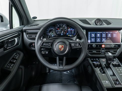 Used 2025 Porsche Macan image 20