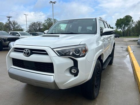 Used 2024 Toyota 4Runner TRD Off-Road Premium w/ Moonroof Package AWD/4WD image 3