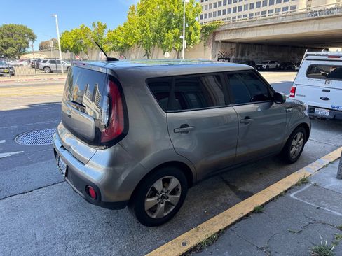 Used 2018 Kia Soul FWD image 3