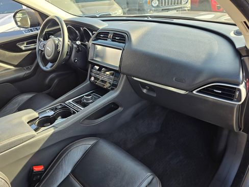 Used 2017 Jaguar F-PACE Prestige image 9